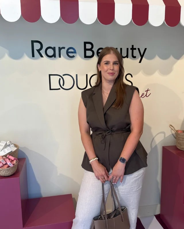 Vanaf vandaag ligt mijn favo-favo-favoriete merk Rare Beauty in een heleboel @douglasnederland winkels 💕 Speciaal voor de lancering werd ik uitgenodigd voor de Rare Beauty Douglas Market. Onwijs veel mooie producten geprobeerd en kan niet wachten om ze met je te delen 👄🩷 @rarebeauty #rarebeauty